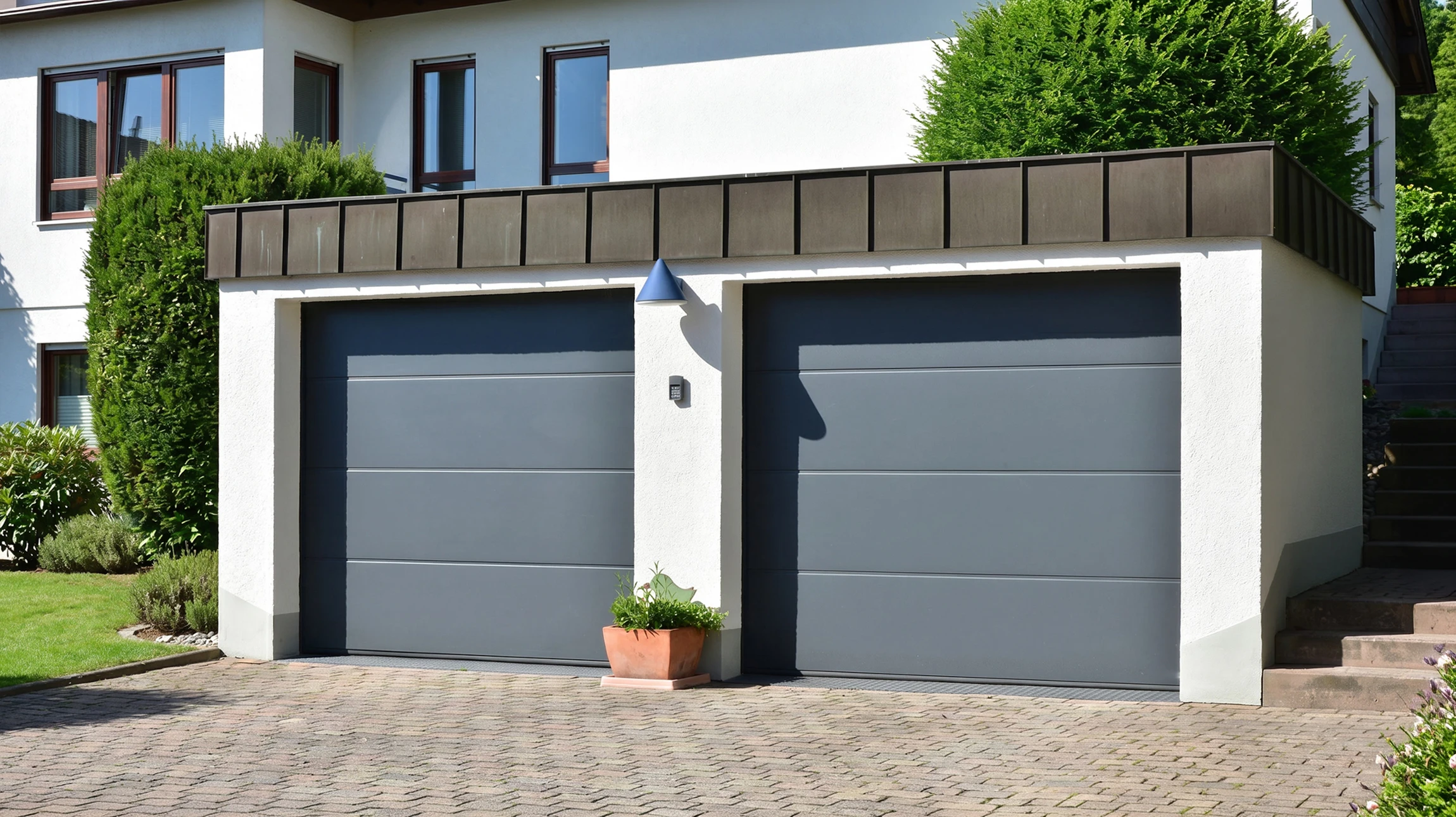 Extérieur résidentiel moderne avec porte de garage sectionnelle grise à panneaux horizontaux, intégrée dans façade blanche contemporaine