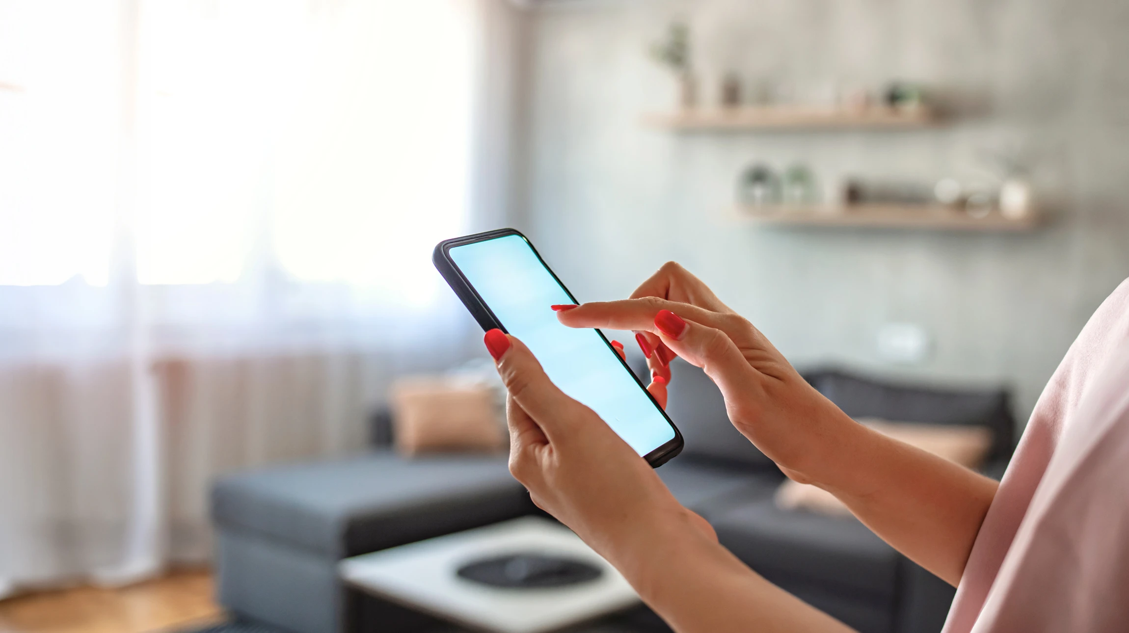 Scène extérieure avec personne utilisant télécommande pour actionner portail automatique coulissant