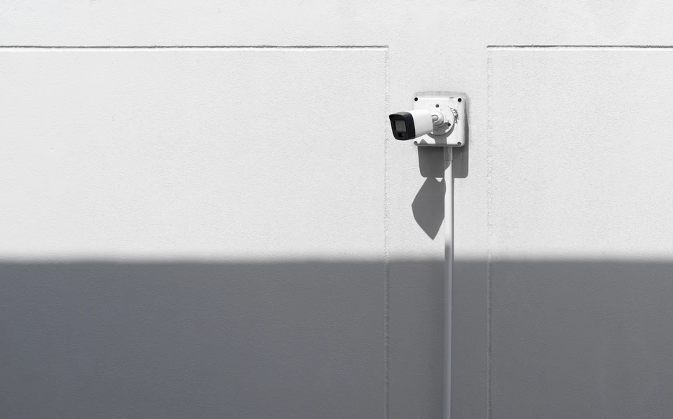 Installation d'une caméra de surveillance dôme au plafond par un technicien